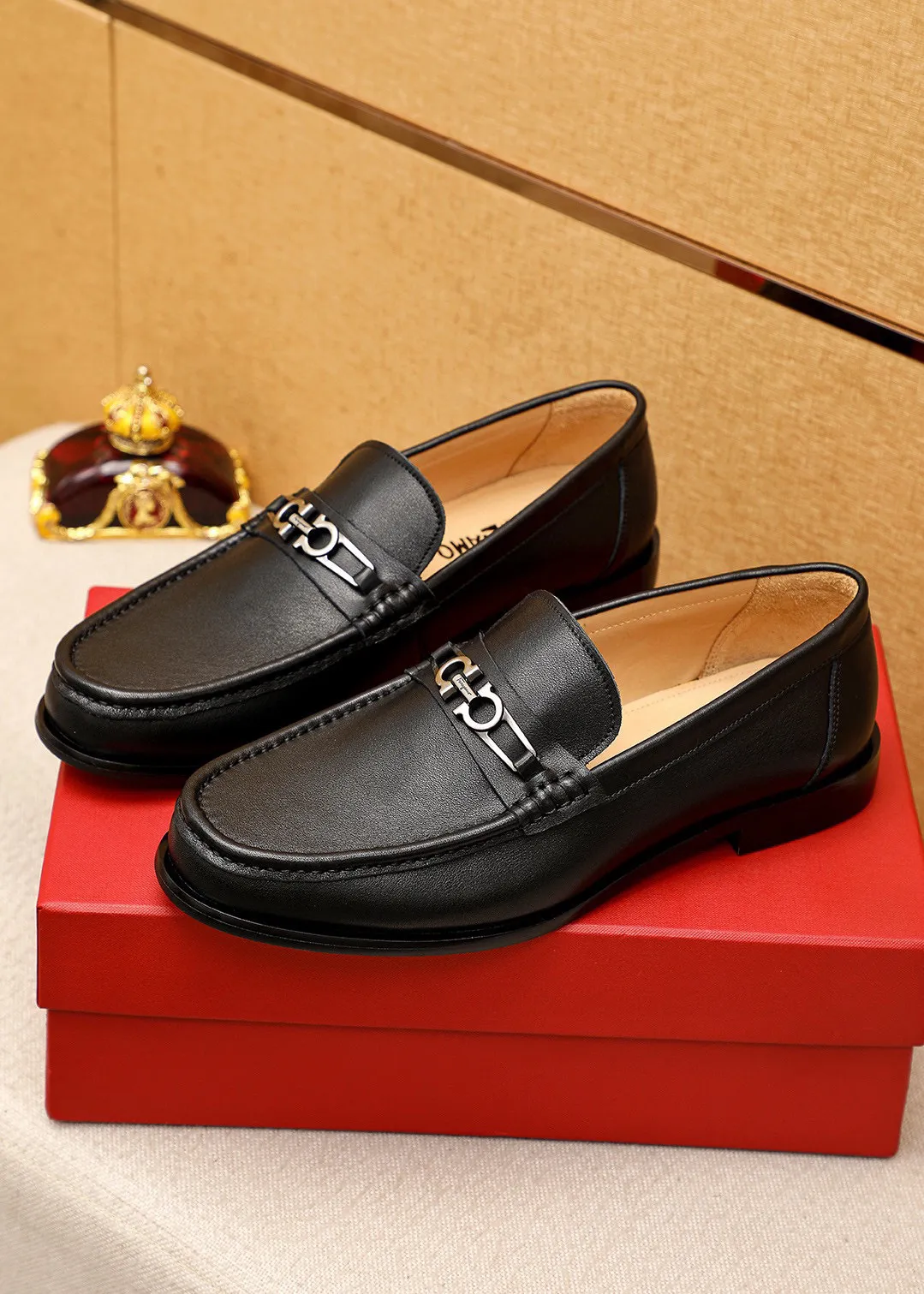 Men's shoes 💰442 💐 Product trademark: Ferragamo "Ferragamo" casual leather shoes Regular size: 38-44 (45.46🉑️customized) Product materials: Selected imported first-layer calfskin upper + original hardware buckle, imported water-dyed cow leather lining. Strong three-dimensional visual effect, combined outsole Color: 1⃣️color optional